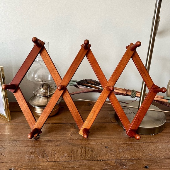 Stunning Wooden Accordion Hooks 10 Peg Expandable Wall Rack - Picture 1 of 11